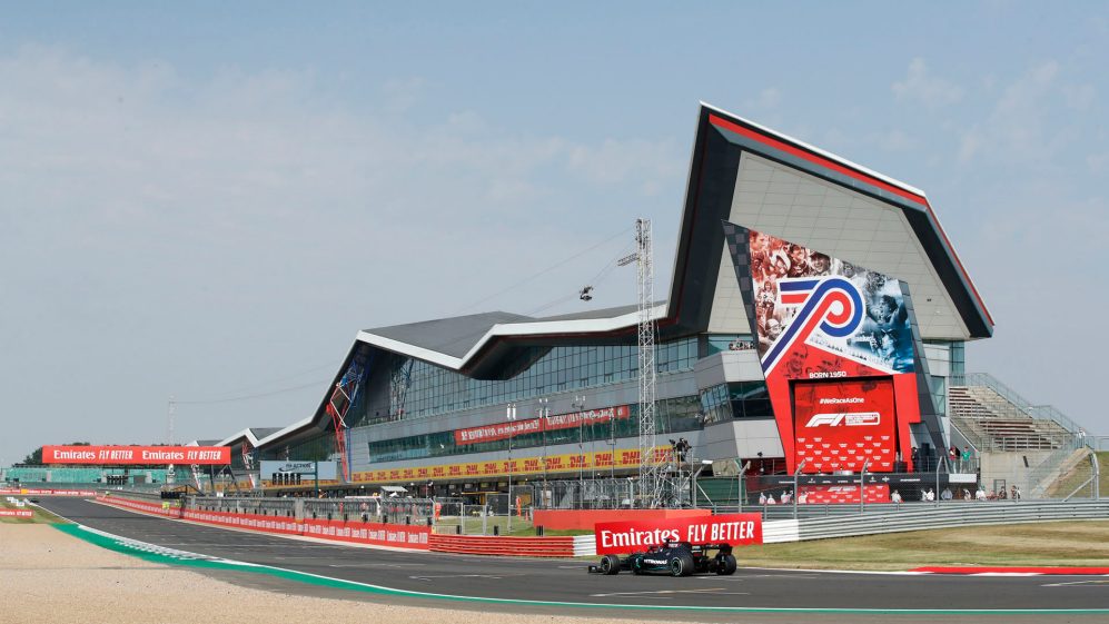 Il circuito di Silverstone rinomina il rettilineo dei box in onore di Lewis Hamilton.