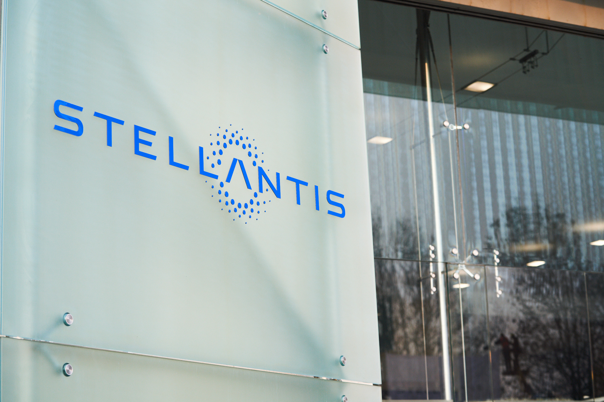 Terzo trimestre 2021 di Stellantis: Calano le consegne del 27%.