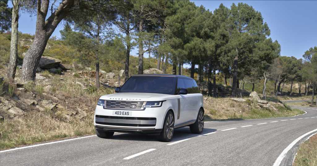 Nuova Range Rover: motori elettrificati e versione elettrica in arrivo.