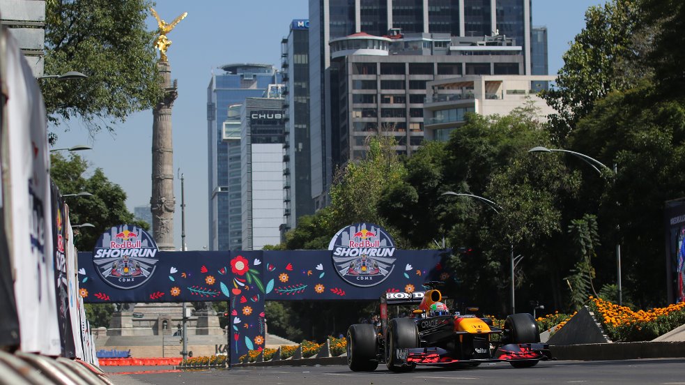 Sergio Perez nelle strade del Messico con la Red Bull [VIDEO].