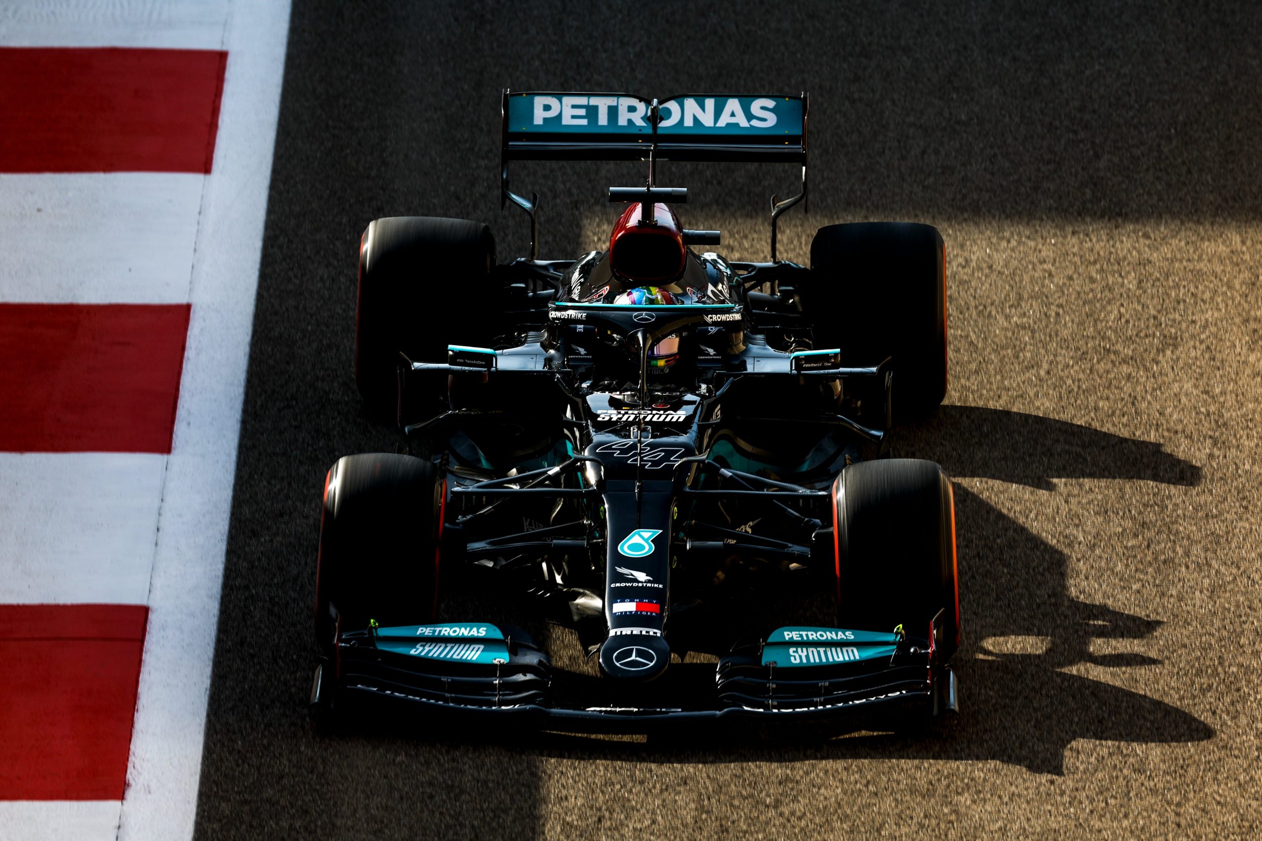 FP2, Gp Abu Dhabi 2021: Hamilton domina, Verstappen è solo 4°. Ferrari 8° e 9°.