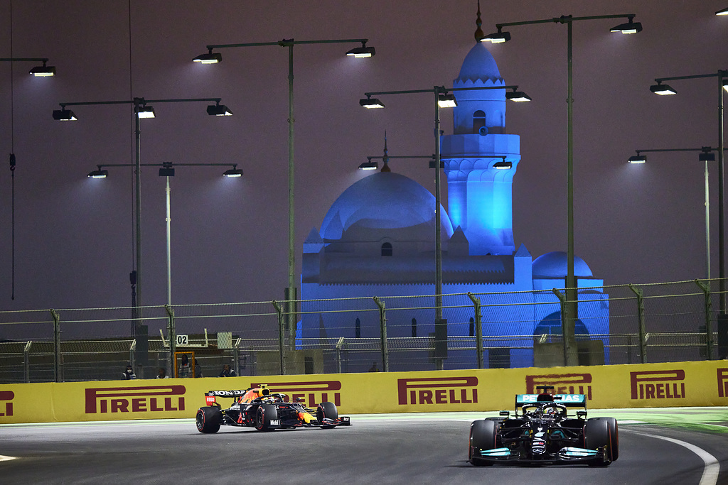 Gara del Gp dell’Arabia Saudita 2021: Hamilton vince una gara pazza, Verstappen 2°. Ferrari 7° e 8°.