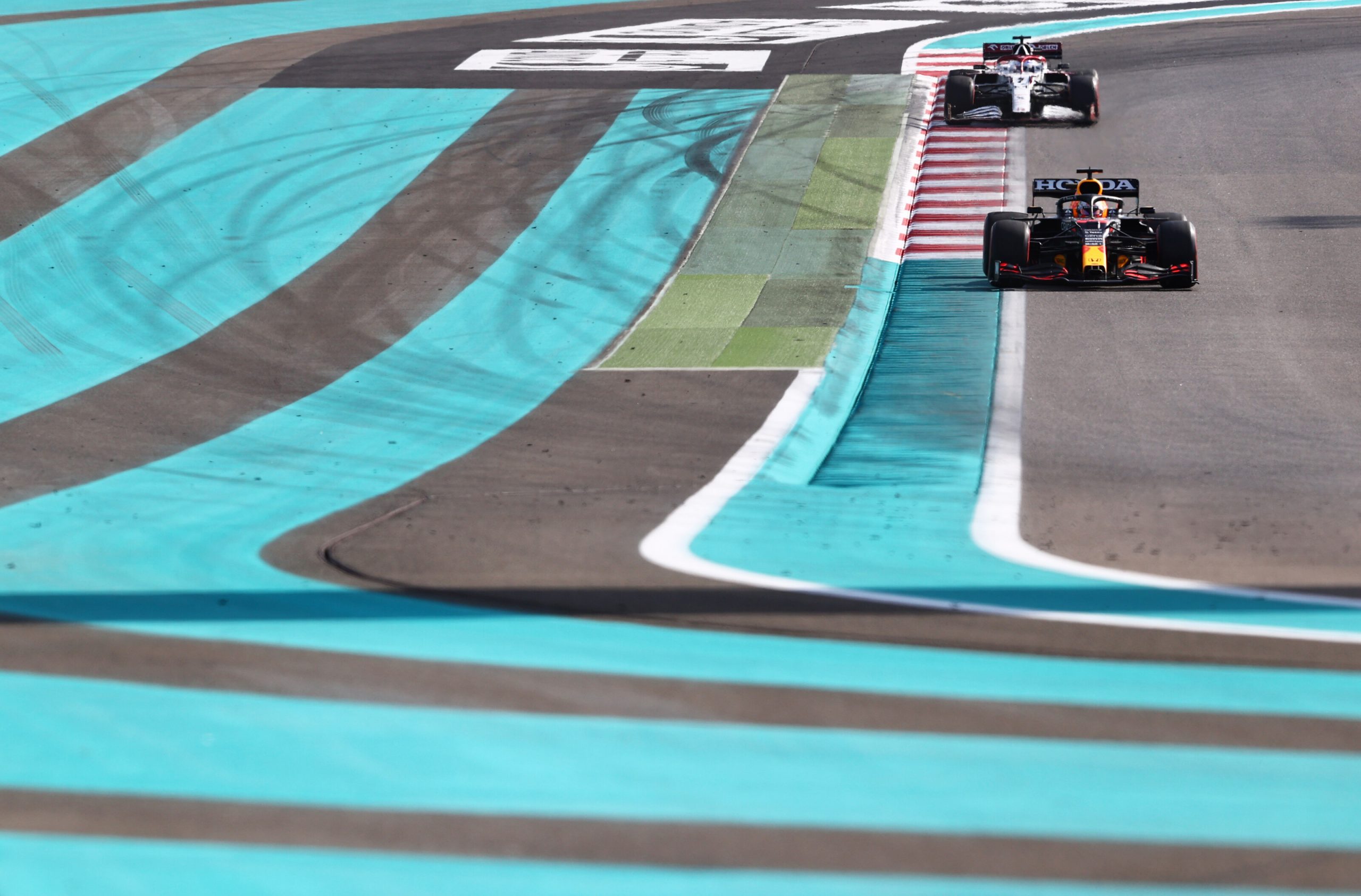 FP1, Gp Abu Dhabi 2021: Verstappen inizia forte, terzo Hamilton. Ferrari 8° e 9°.