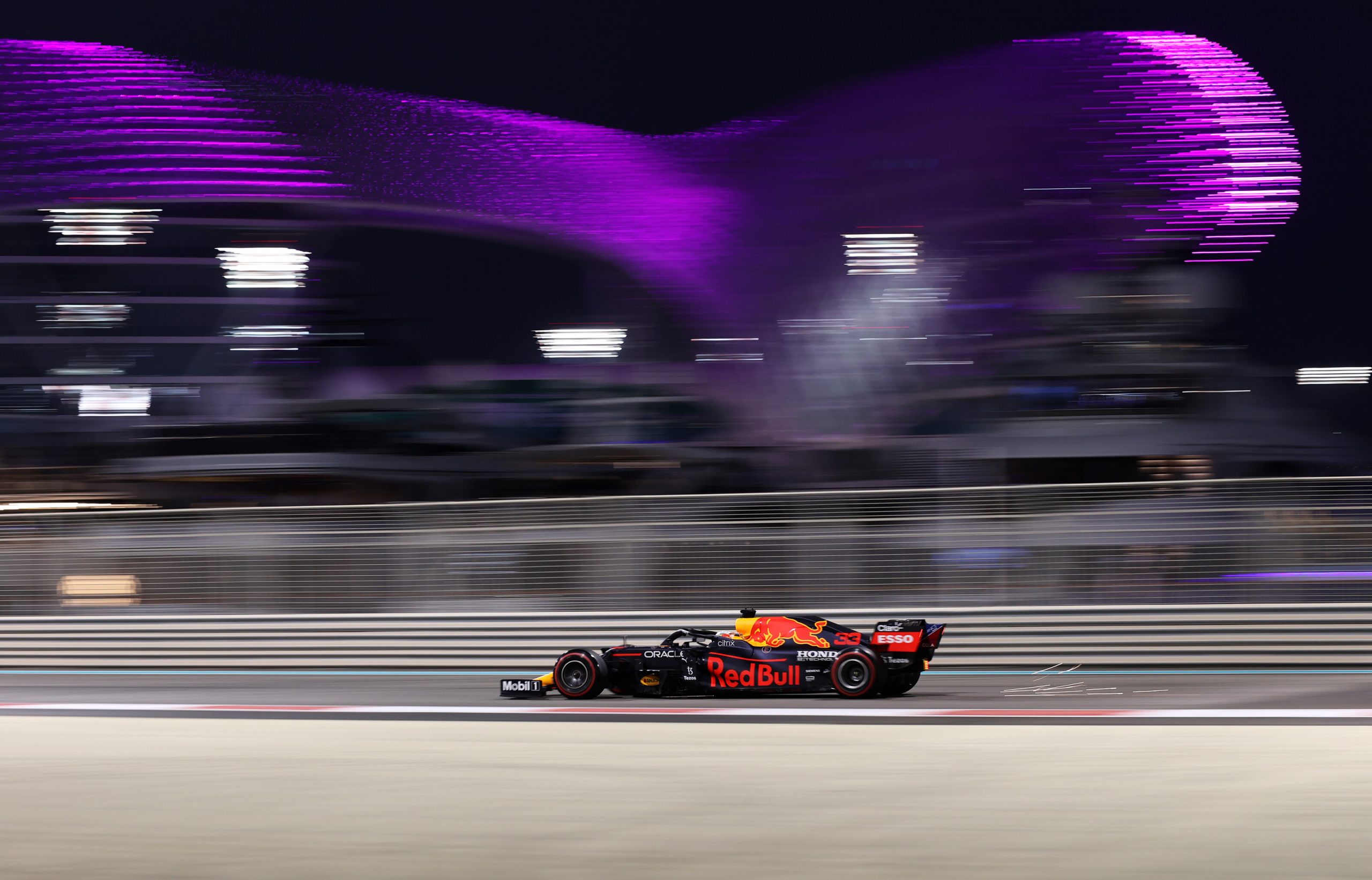 Qualifica, Gp Abu Dhabi: Verstappen pazzesco in pole, Hamilton 2°. Ferrari 5° e 7°.