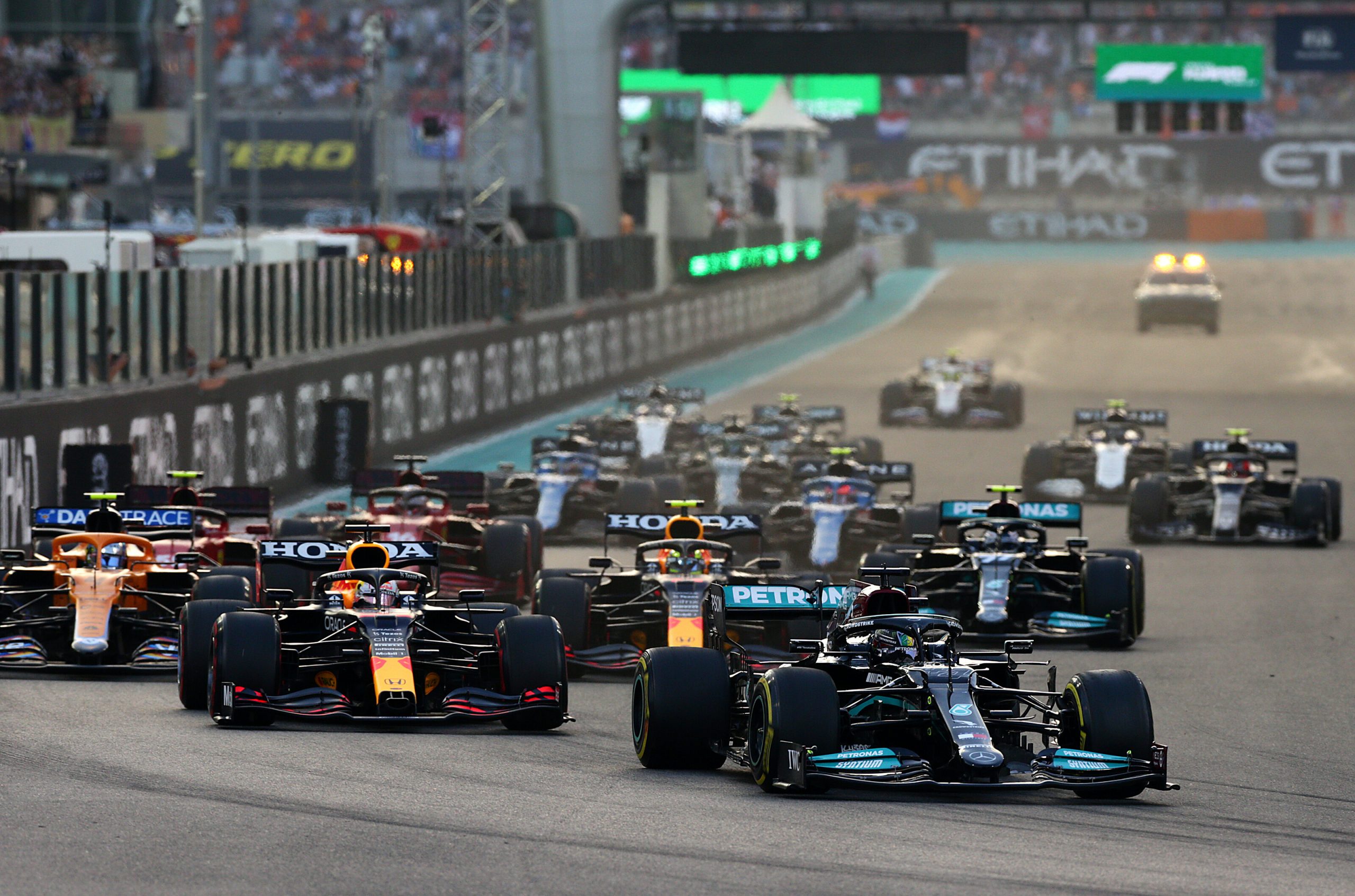 Gp Abu Dhabi: Respinta anche la seconda protesta della Mercedes. Max Verstappen è campione del mondo.