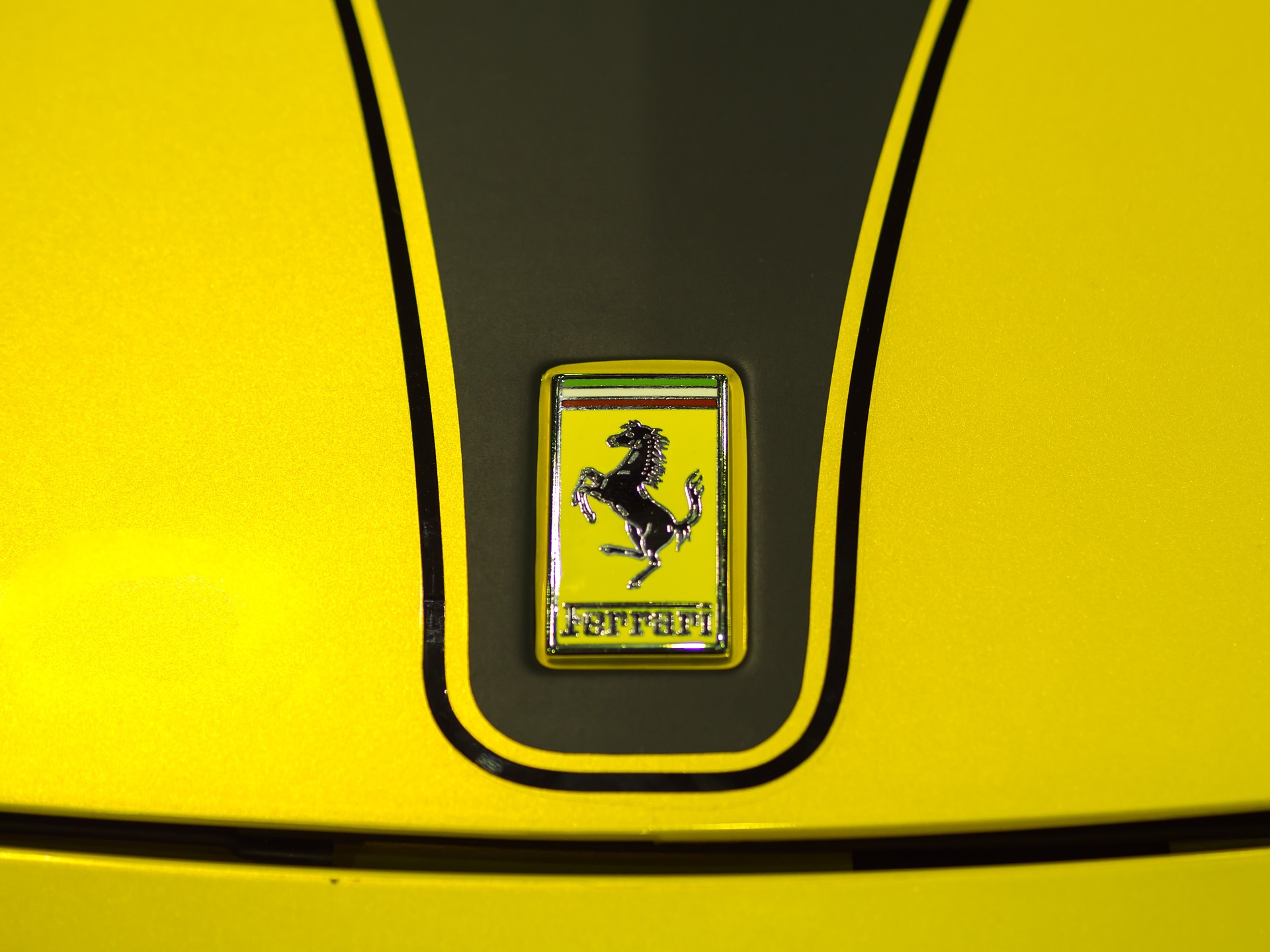 Nuovo logo della Ferrari per il 75esimo anniversario.