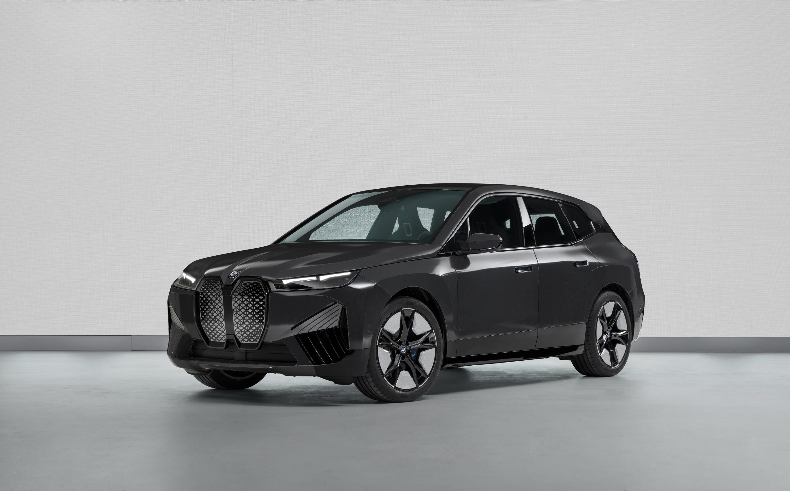 BMW presenta l’auto che cambia colore all’istante.