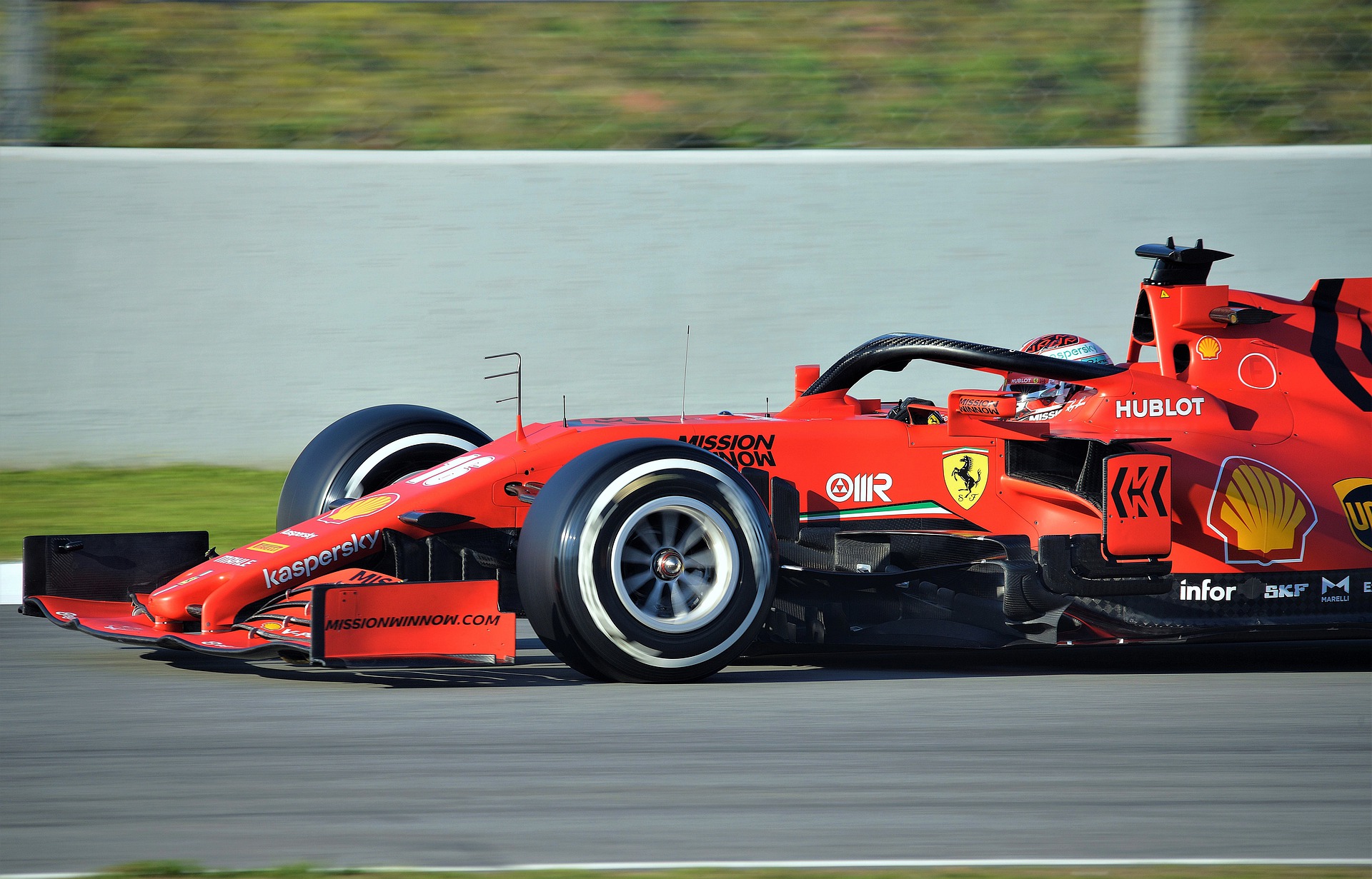 In pista con la Ferrari Carlos Sainz e Charles Leclerc.