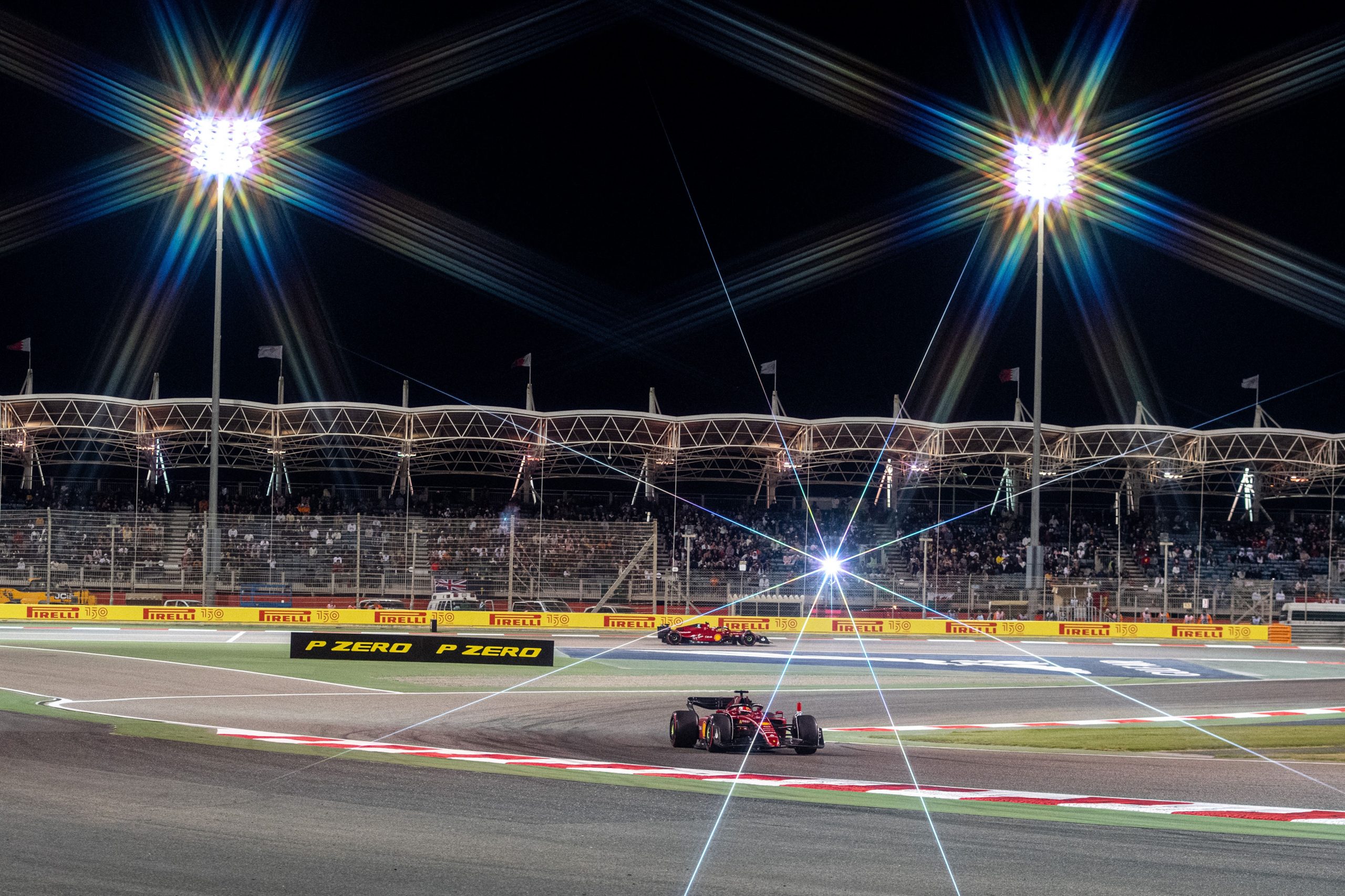 Gara, Gp Bahrain F1 2022: Leclerc vince, doppietta Ferrari. Disastro Red Bull.