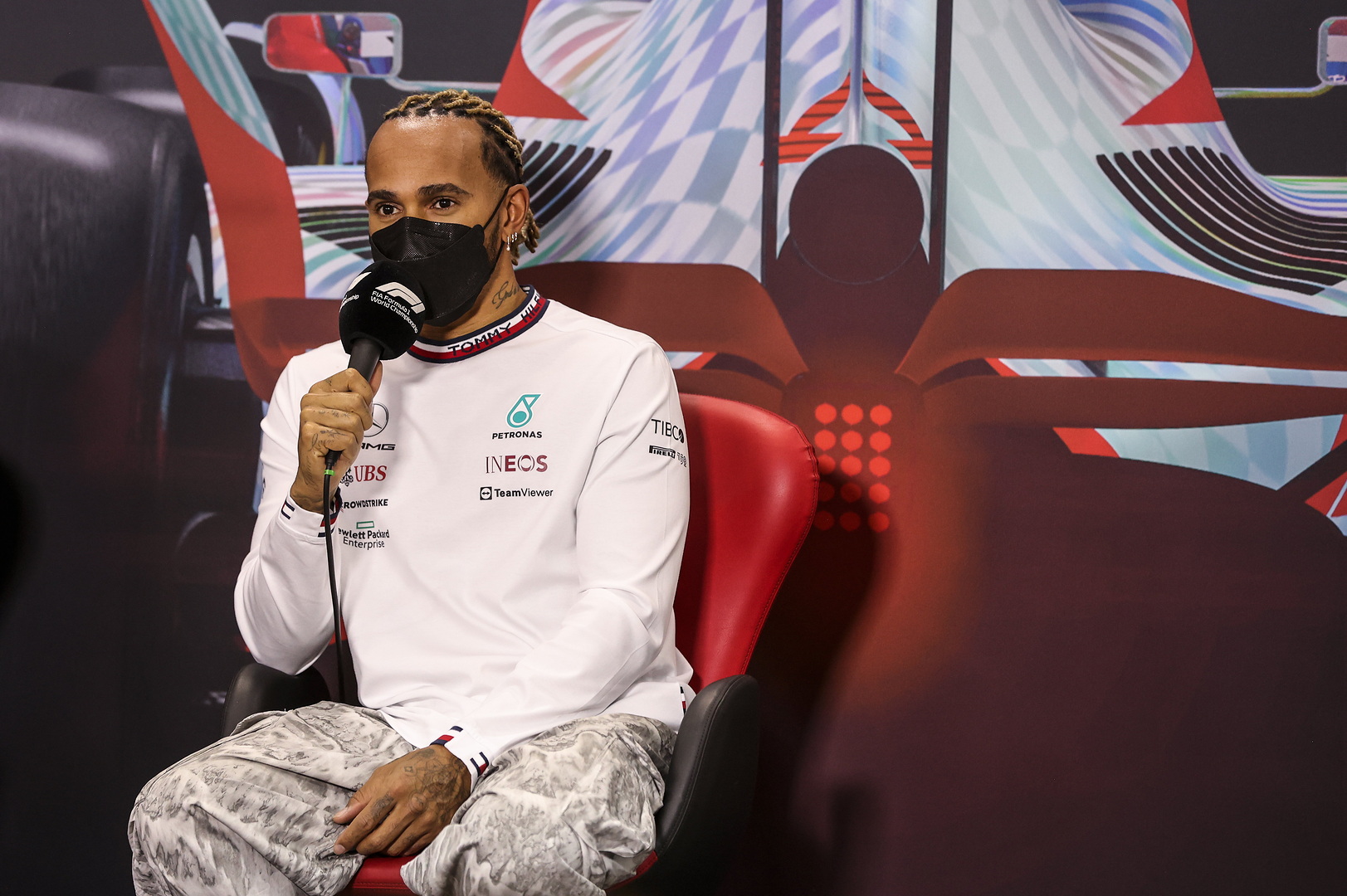 Pazzia di Lewis Hamilton a Dubai: ecco cosa ha fatto nel week-end.