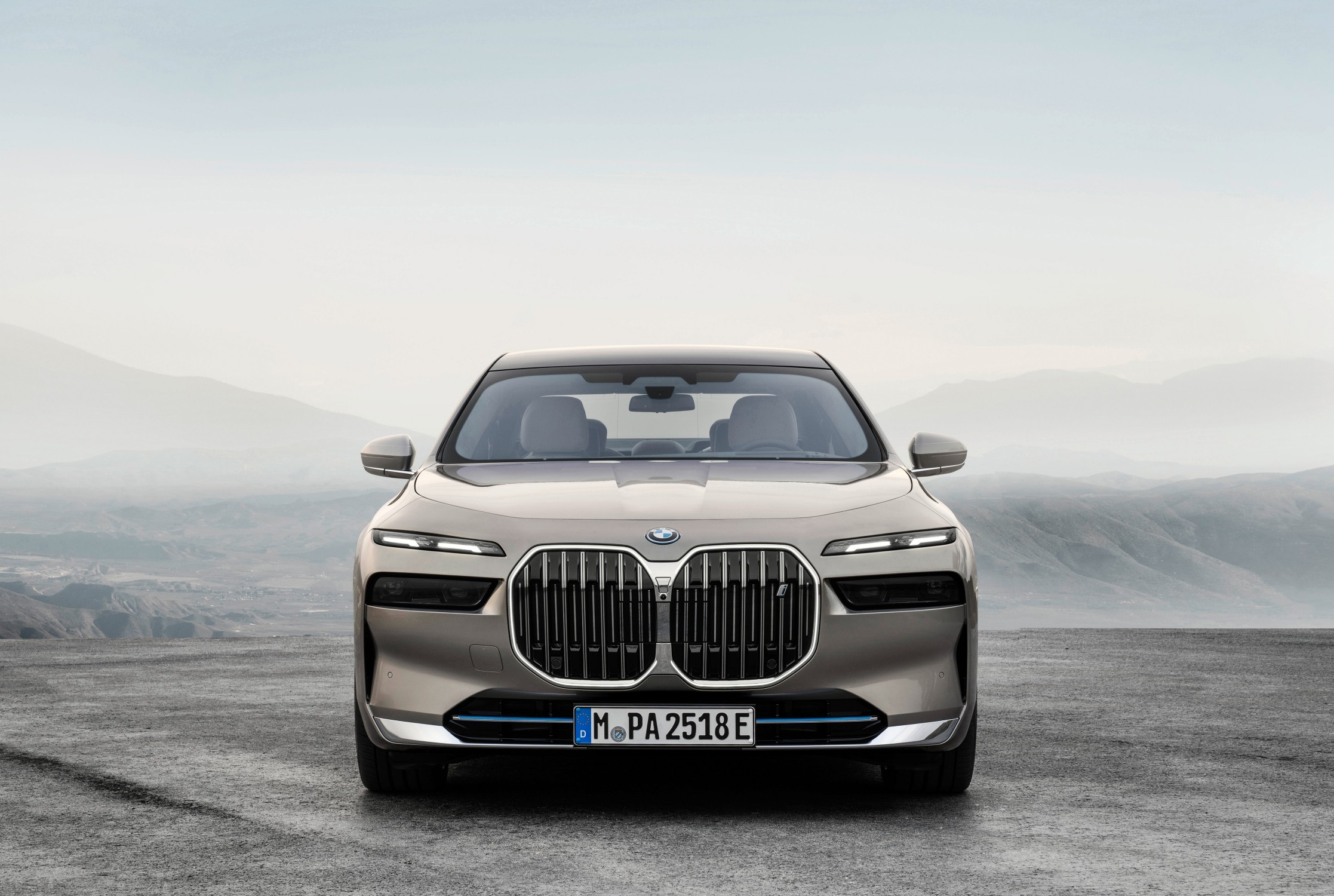Nuova BMW i7: Tecnologia e propulsori