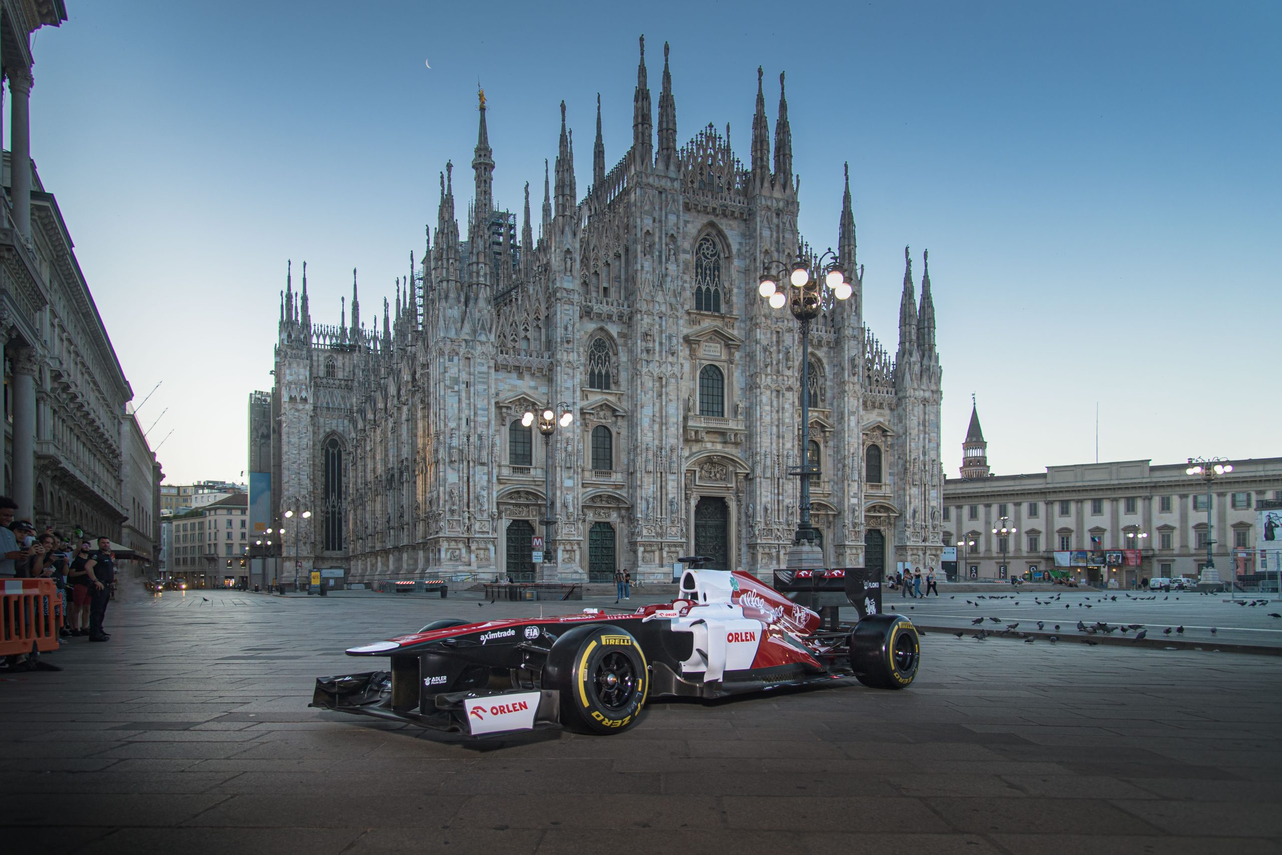 Alfa Romeo sveglia tutta Milano con la F1
