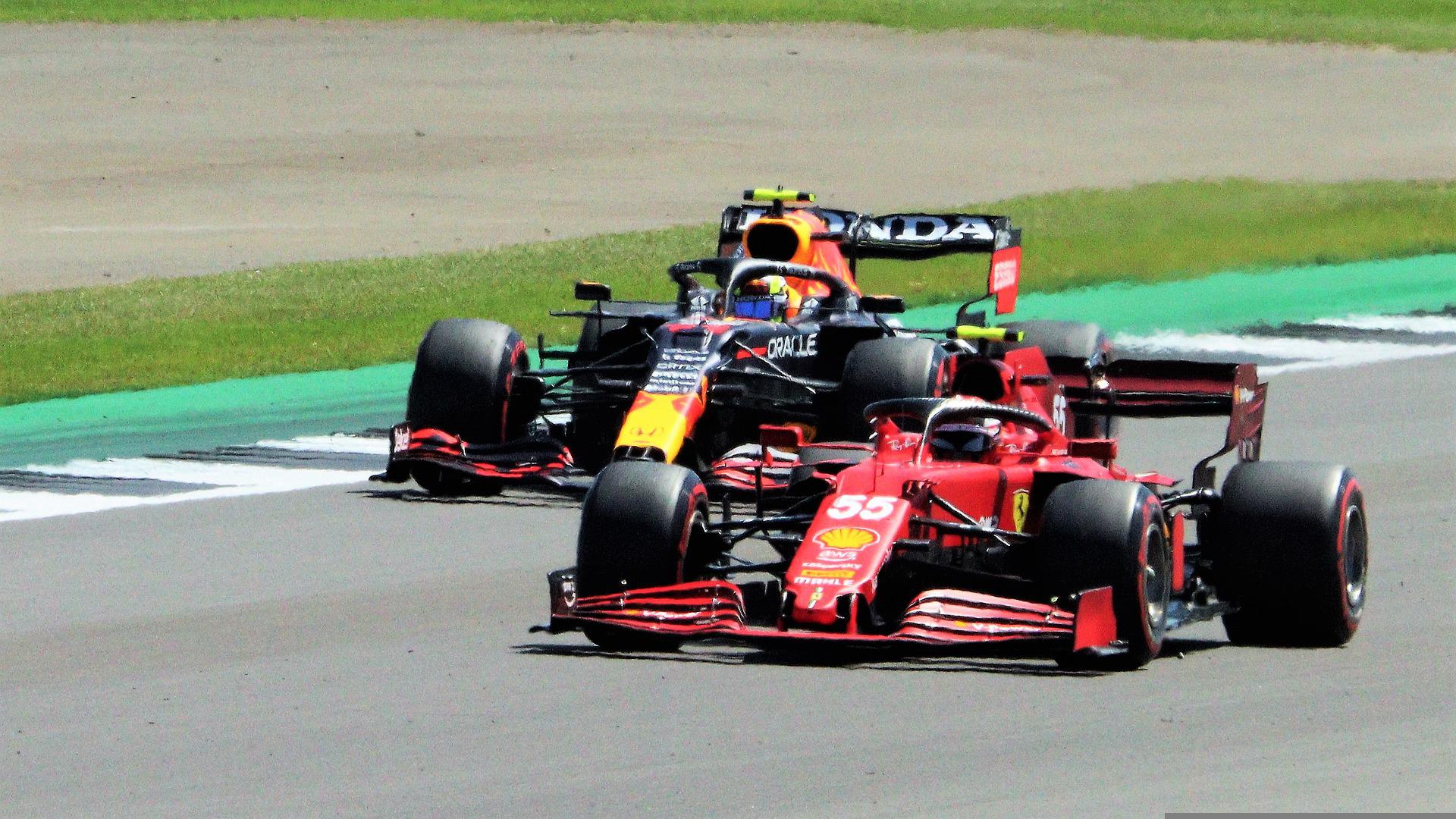 F1: 4 gare in un mese, Ferrari deve dare tutto per svoltare il mondiale.