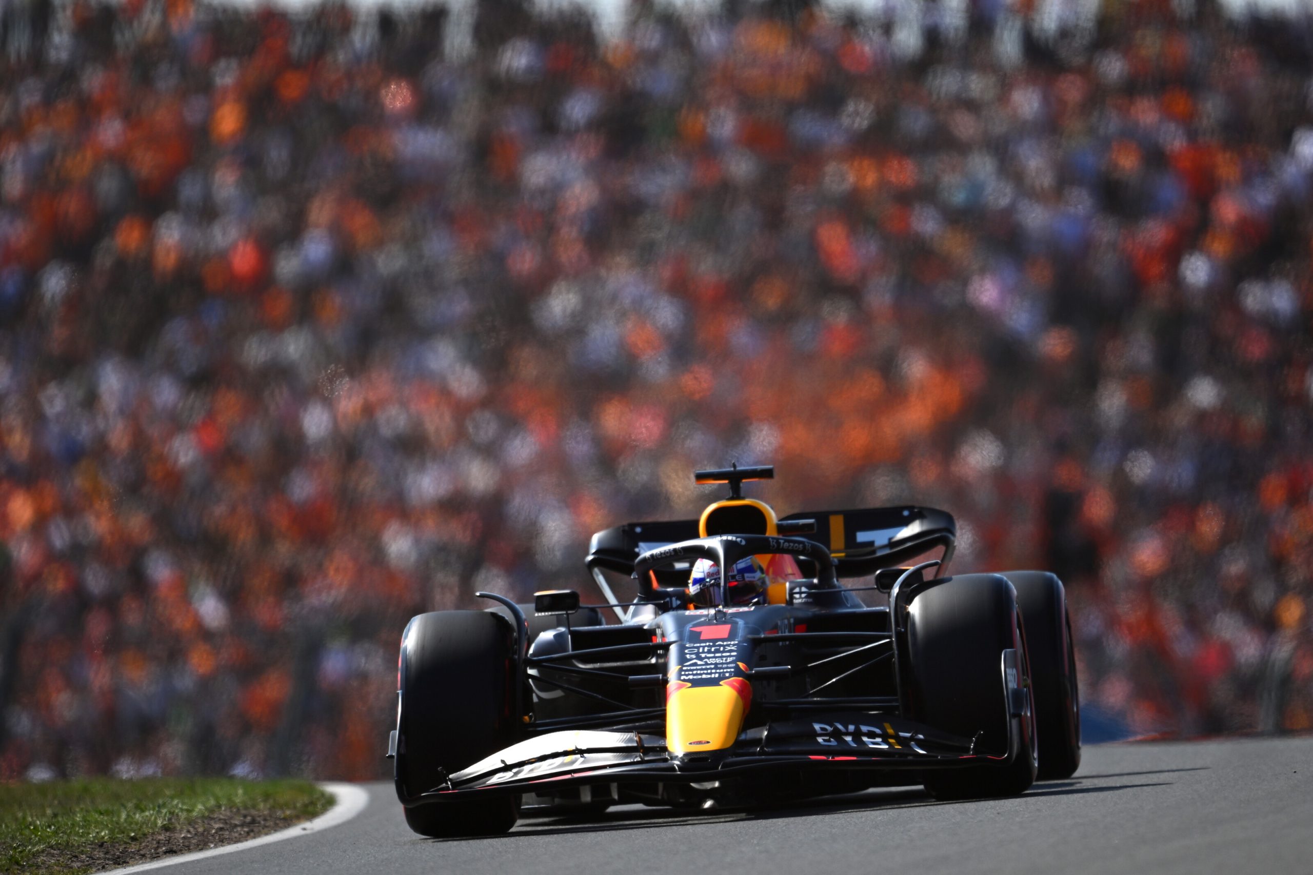 Qualifica F1, Gp Olanda 2022: Per 21 millesimi Verstappen prende la pole position su Leclerc.