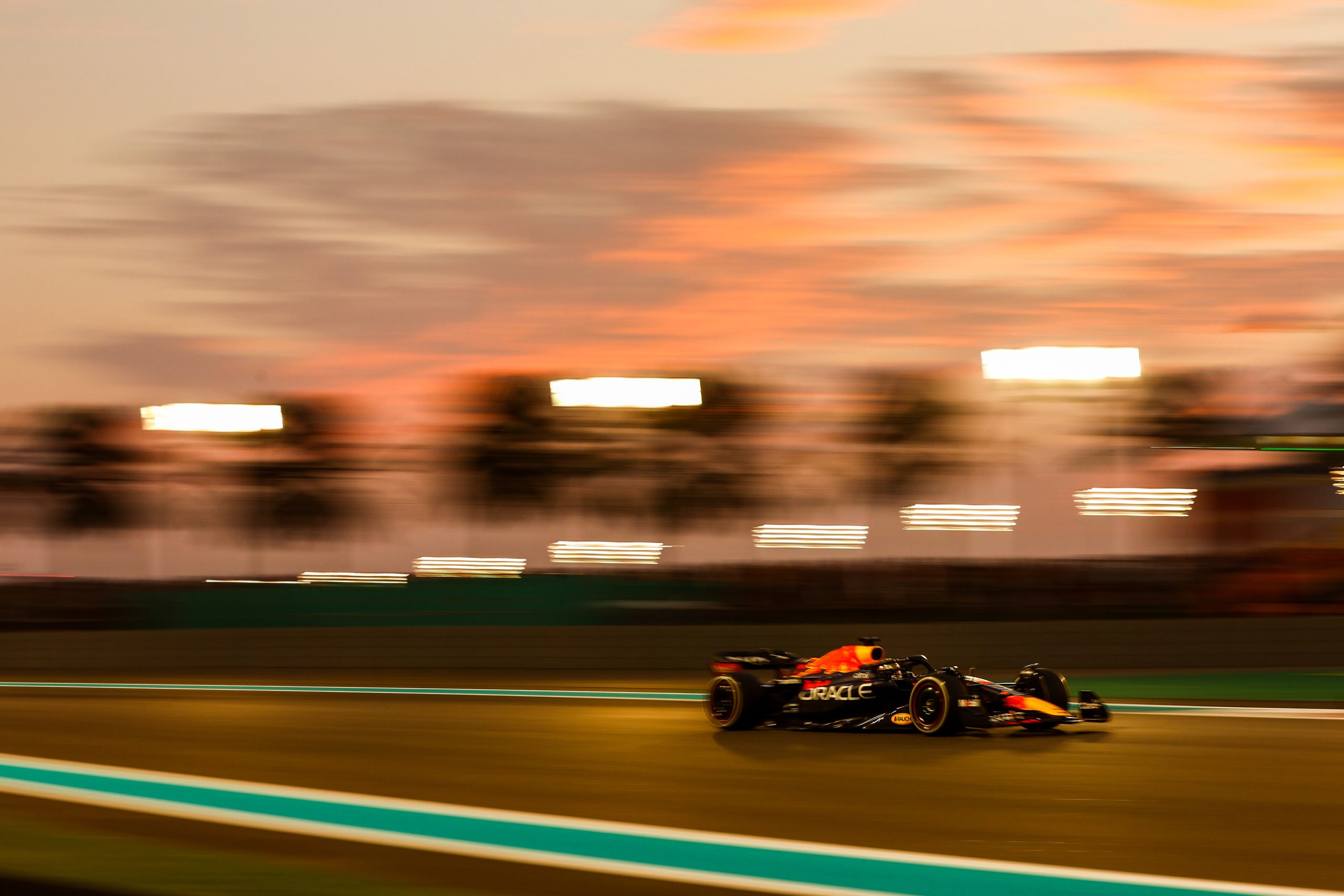 Gara Gp Abu Dhabi F1 2022: Max Verstappen finisce in bellezza, Leclerc 2°.