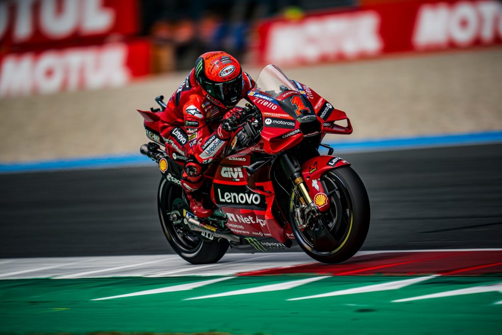 Gara Assen MotoGp 2023: Bagnaia vince, Bezzecchi secondo. Doppietta italiana.