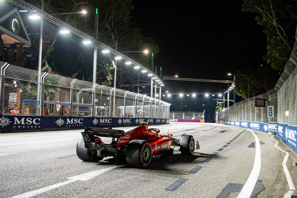 Qualifica Singapore 2023: Carlos Sainz magico in Pole Position. Leclerc 3°. Red Bull Out.