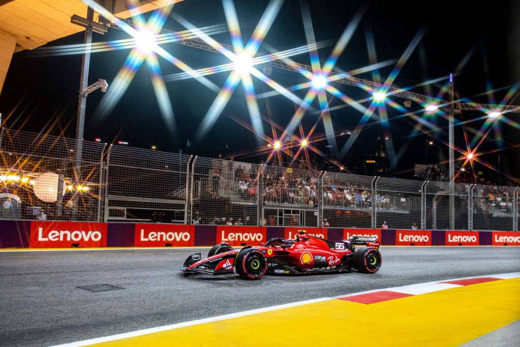 Sainz e la Ferrari emozionano a Singapore.