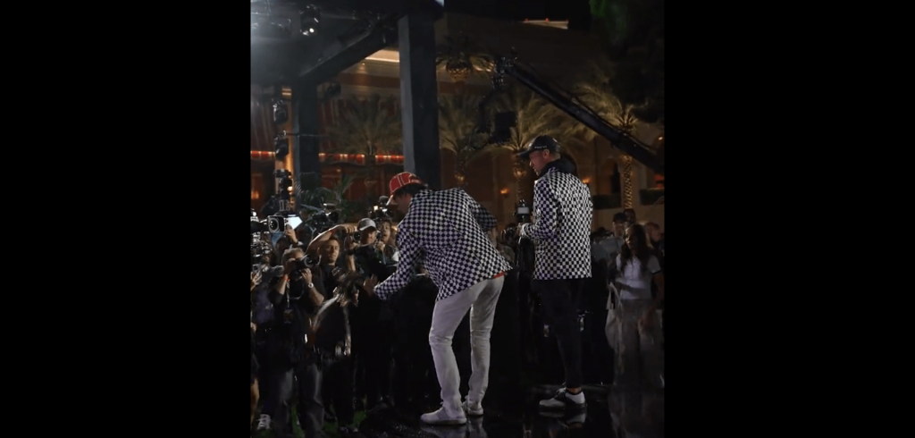 Sainz alla Netflix Cup, rompe il trofeo del vincitore