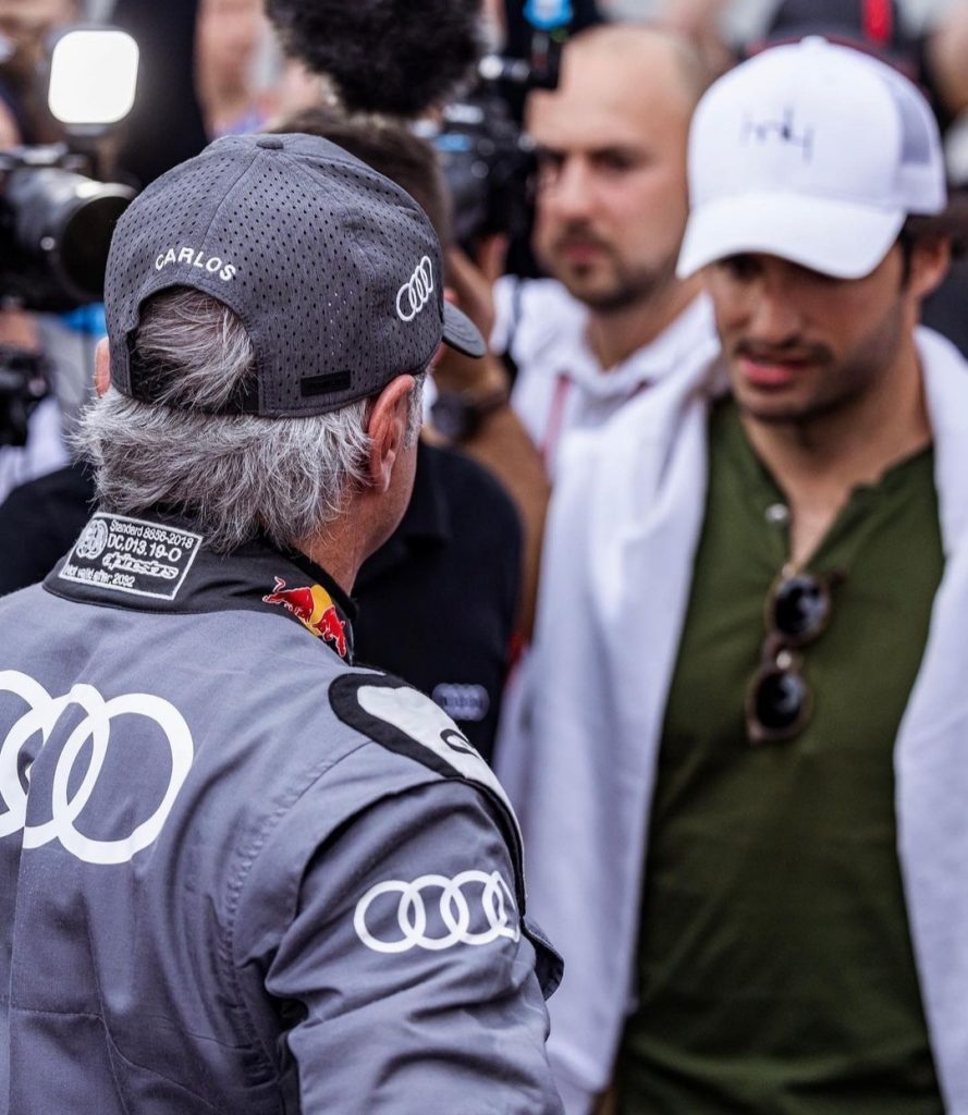 Carlos Sainz Jr fa il tifo per papà Sainz alla Dakar 2023