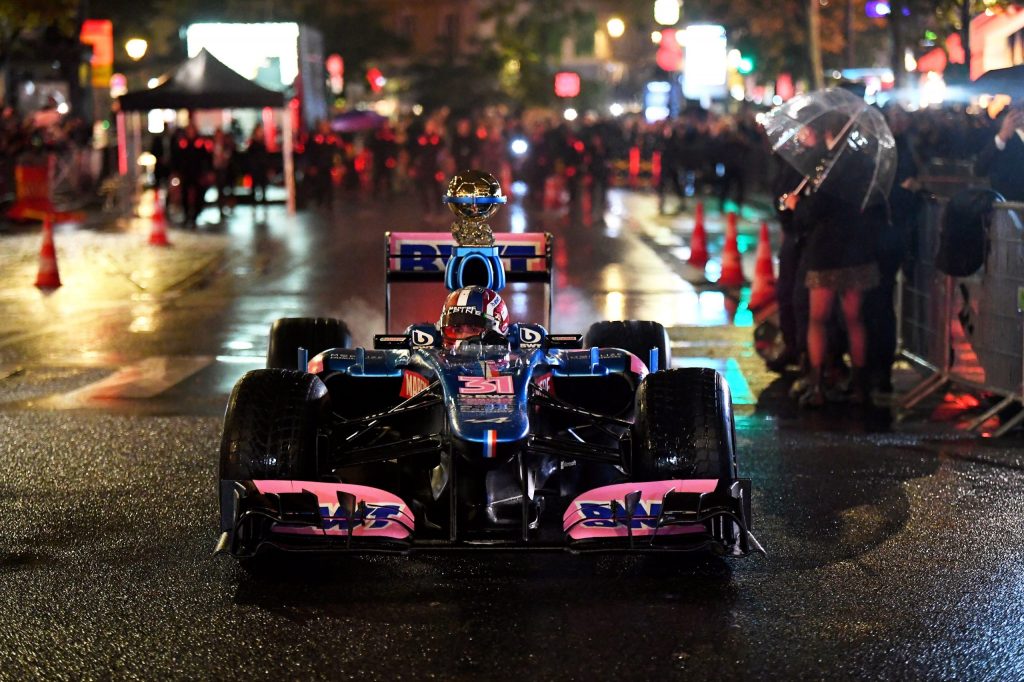 Pallone d’Oro, Ocon consegna il premio.