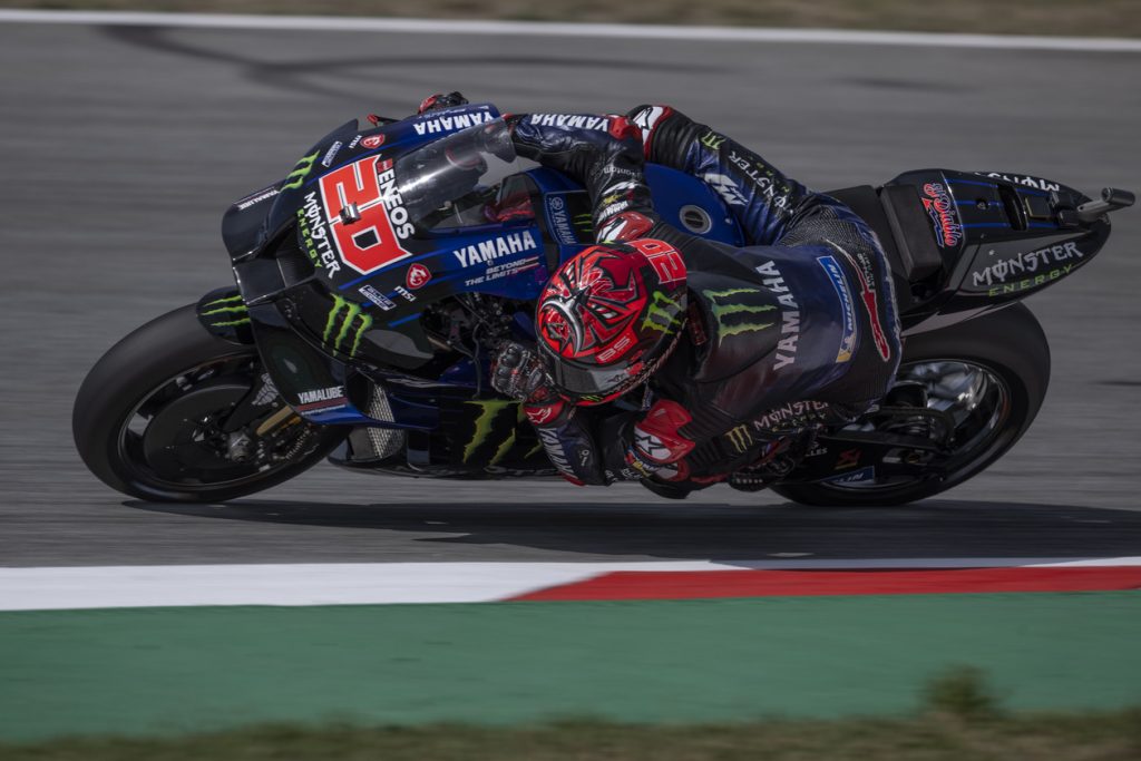 Gara MotoGP, Catalogna 2022: Quartararo domina, Aleix Espargaro festeggia prima del traguardo.