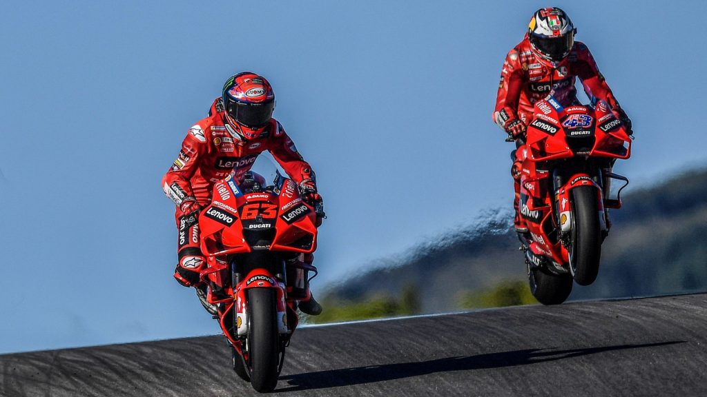 Gara, Gp Portogallo di MotoGP 2021: Bagnaia domina e Ducati vince il mondiale costruttori. Cade Quartararo.