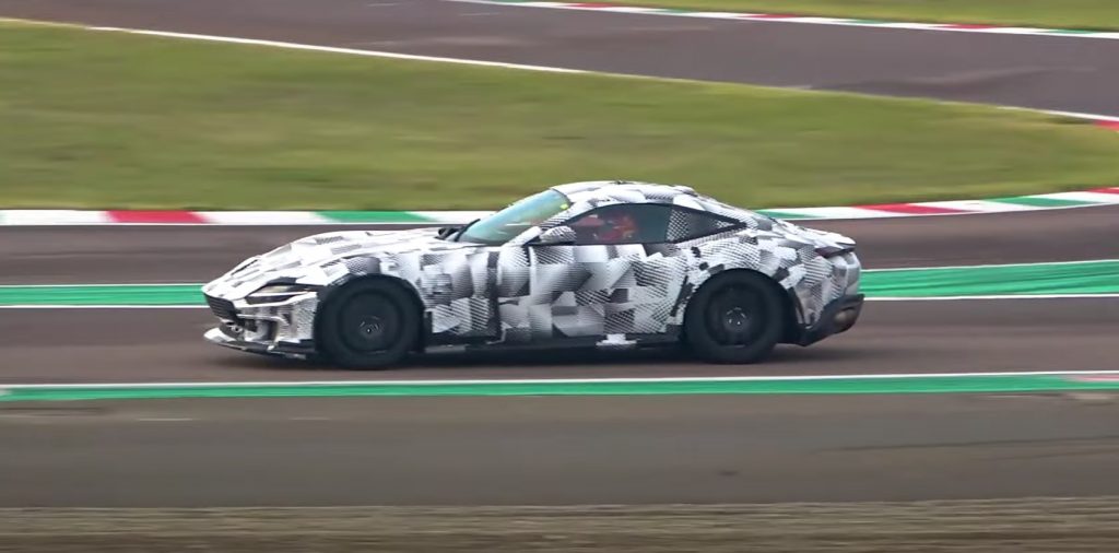 Nuova Ferrari V12, l’erede della 812 Superfast va in pista
