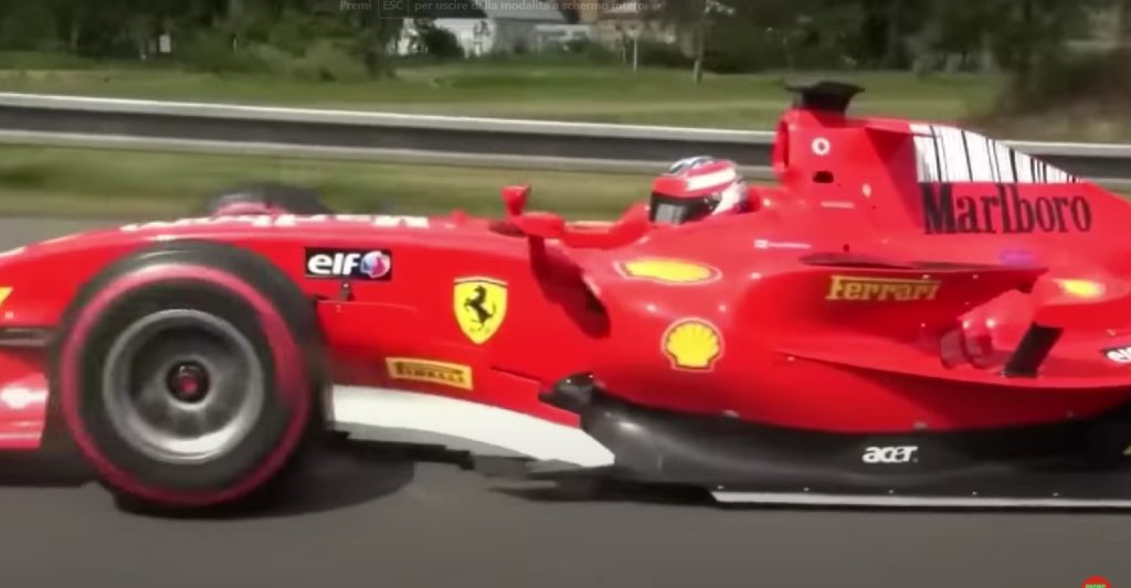 In autostrada guidando una monoposto da “F1”.