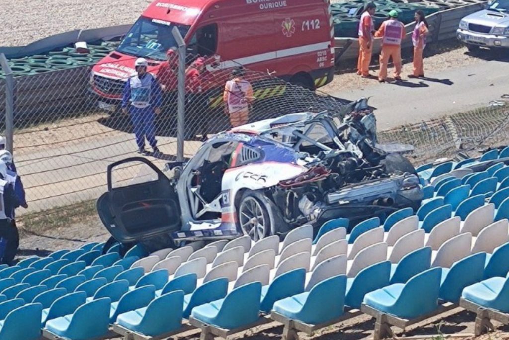 Crash a Portimao nel WEC, Porsche vola in tribuna.