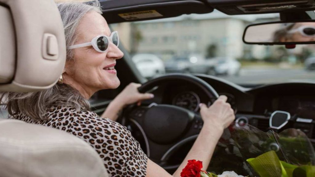 “Siete autorizzati a guidare solo di giorno” – Ufficiale il DECRETO ANZIANI: sopra questa età scatta il ‘coprifuoco notturno’ I Ritiro della patente se sei al volante col buio