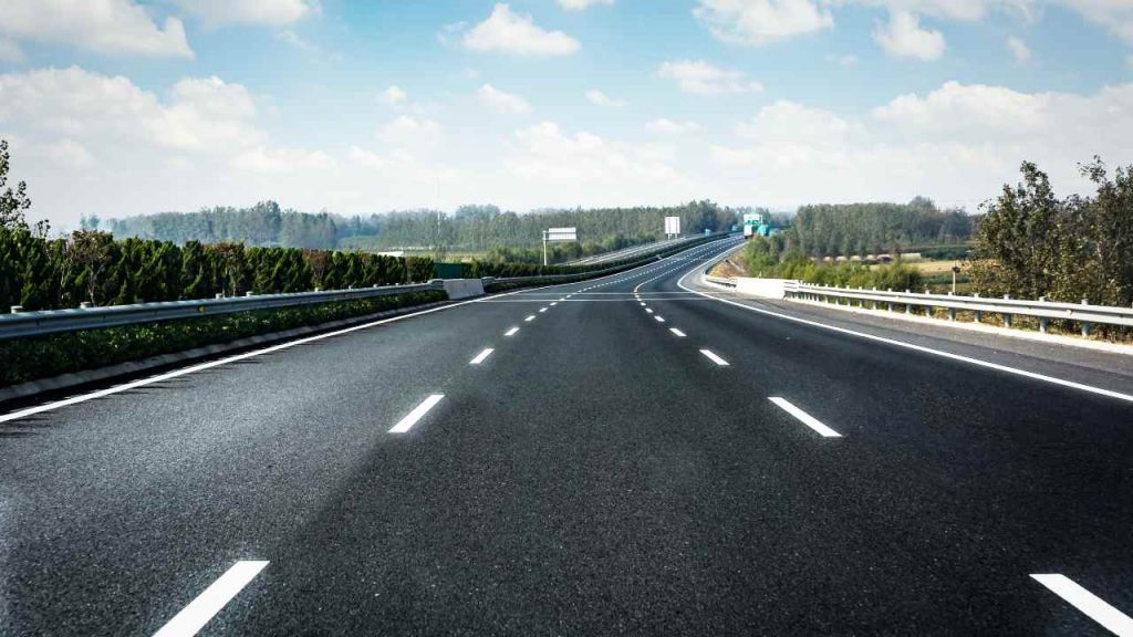 Autostrada - fonte Freepik - automotore.it