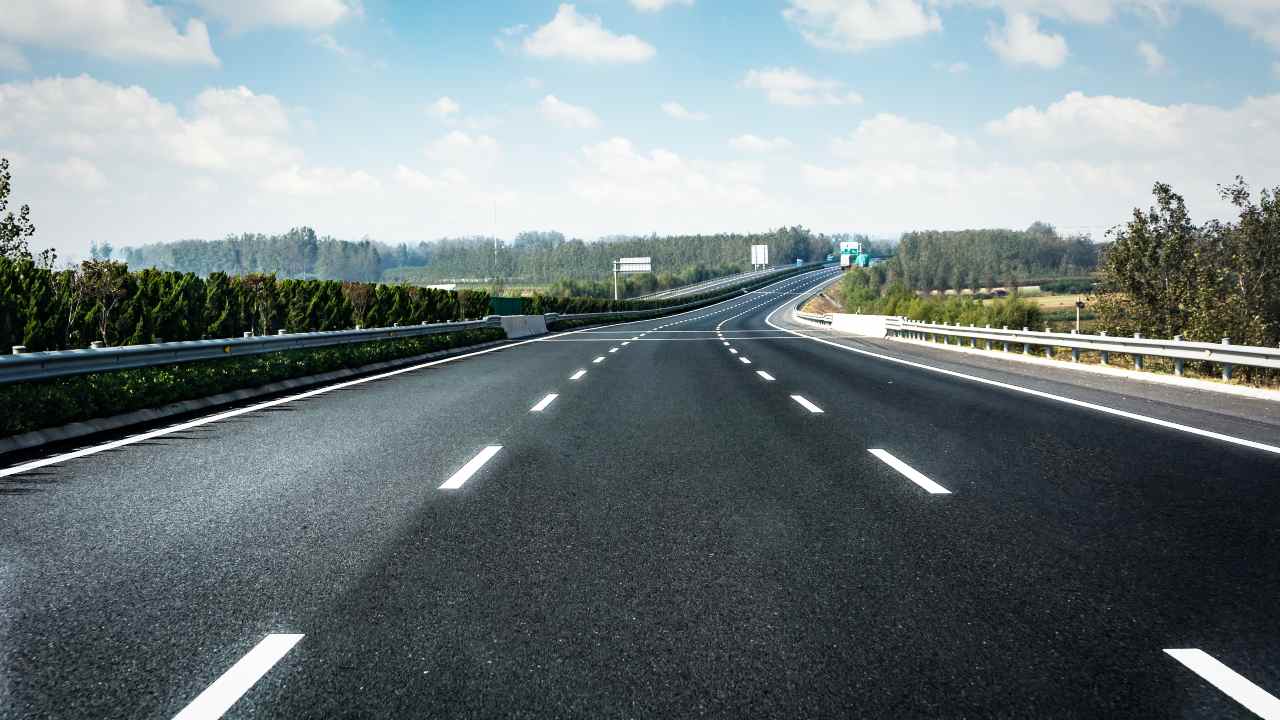 Autostrada - fonte Freepik - automotore.it