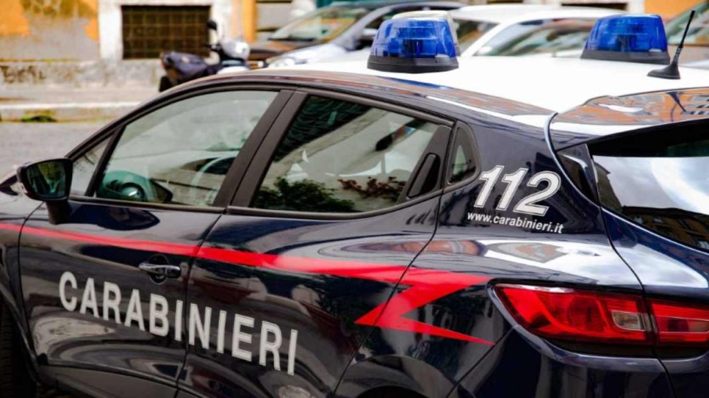 “Mi dispiace, lei è uno zozzone” | Carabinieri, da oggi ti multano per l’auto sporca: guai a trovare queste macchie