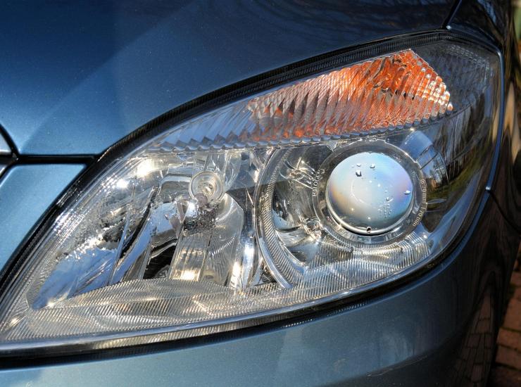 Come pulire i fari dell'auto con il dentifricio - fonte Pixabay - automotore.it