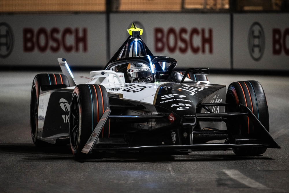 Gara ePrix Diriyah 2024: Dennis domina, grande lotta per il podio.