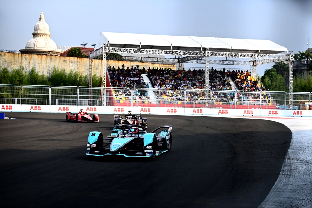 Gara (Round 9) Formula E, E-Prix di Giacarta  2022: Evans vince, Vergne secondo.