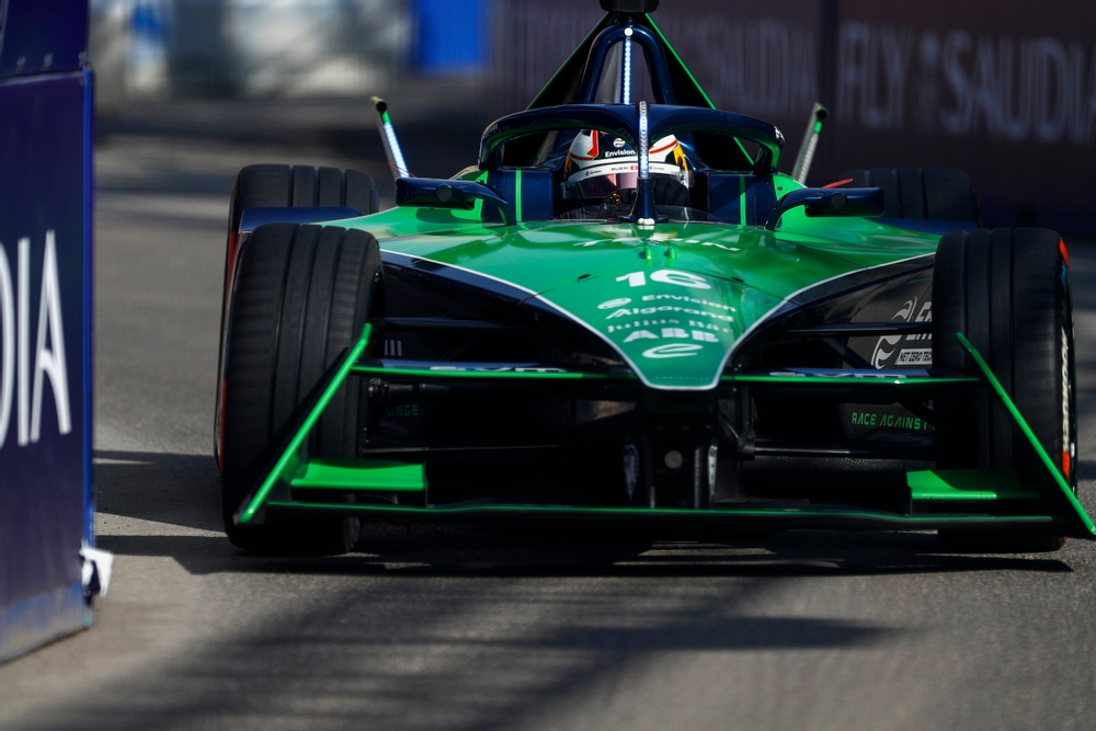 Qualifica Formula E 2023 a Diriyah 1: Buemi in pole position. Maserati 20° e 22°.