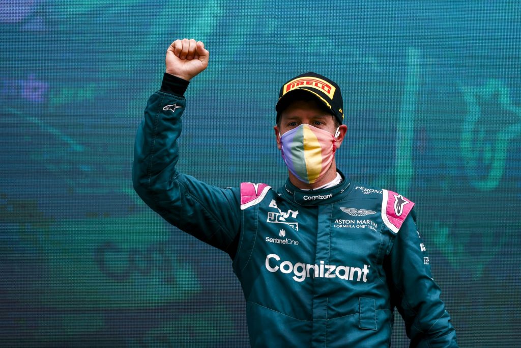 FIA vieta i messaggi politici, prima devono essere approvati