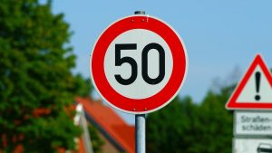 Limite velocità 50 chilometri orari - fonte Pixabay - automotore.it