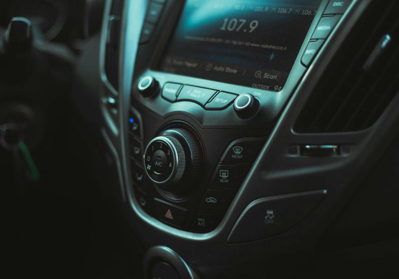Lo stereo di un'auto - fonte Pexels - automotore.it