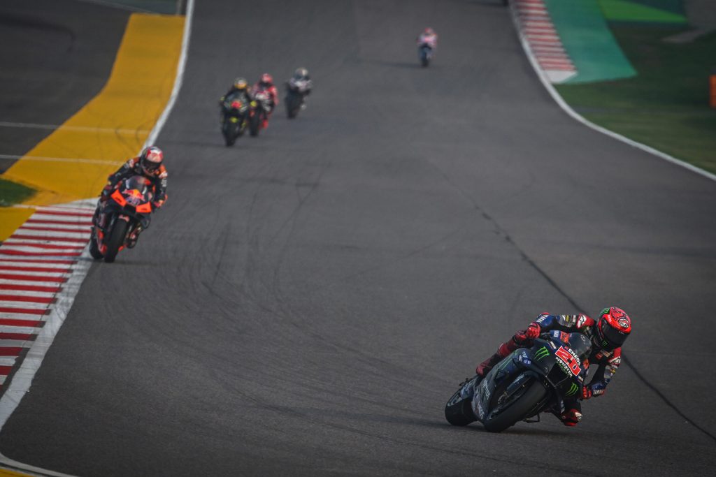 Gara India MotoGp 2023: Bezzecchi domina, sul podio Martin e Quartararo.