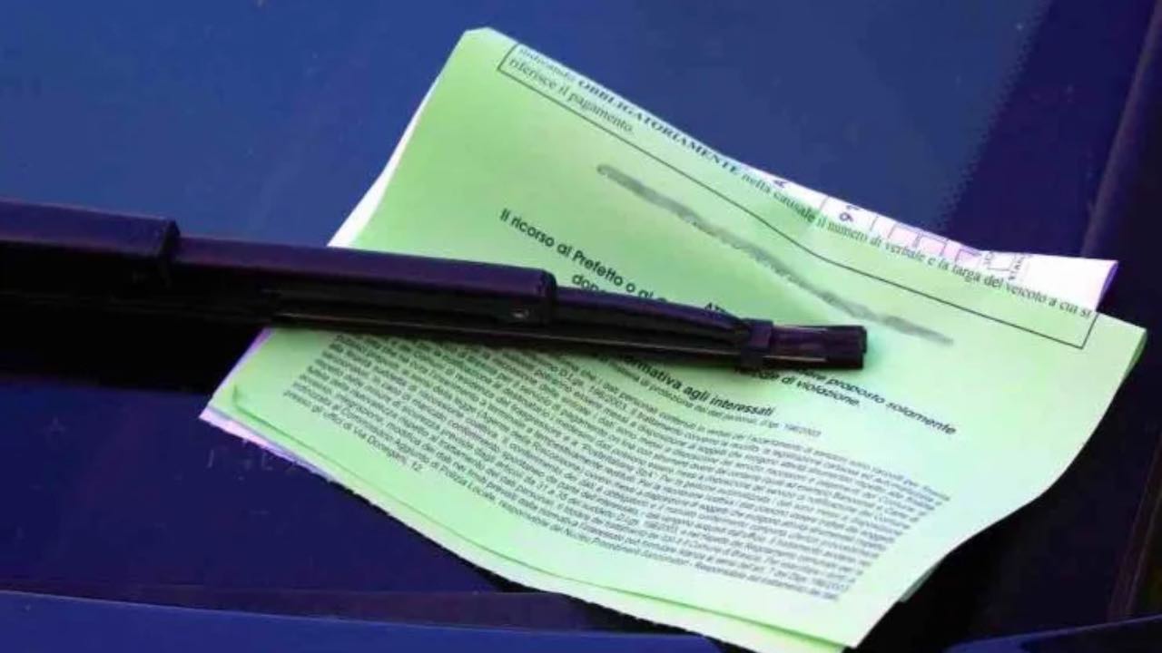 Multa-auto-fonte-stock.adobe- automotore