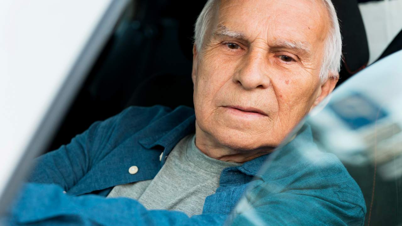 Patente vietata anziani - fonte Freepik - automotore.it