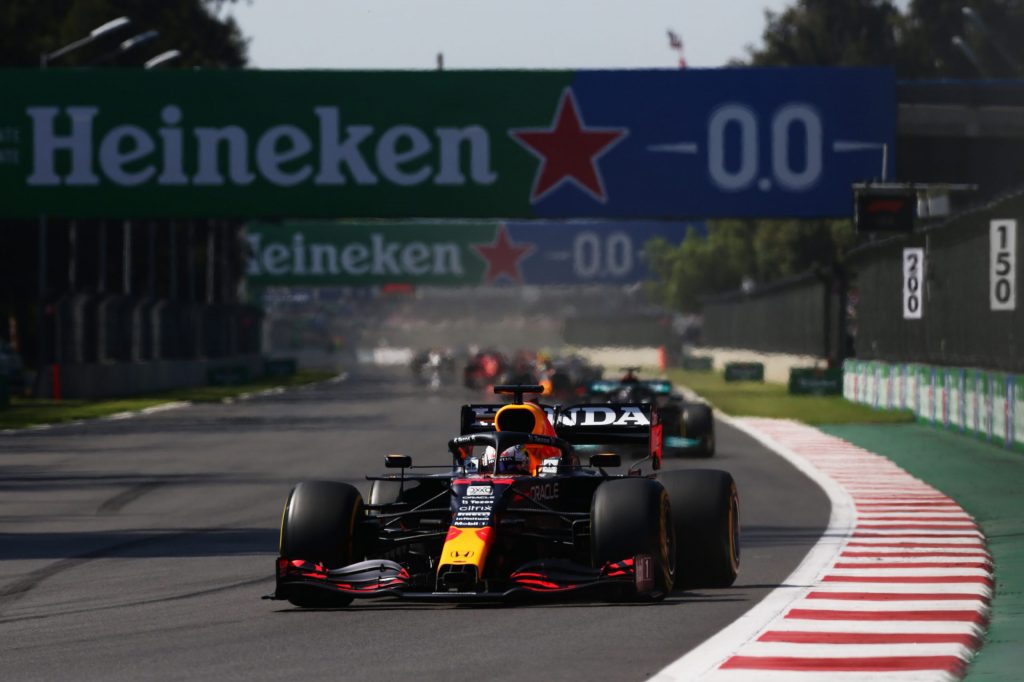 Gara del Gp del Messico 2021: Max Verstappen vince, davanti a Hamilton e Perez. Ferrari 5° e 6°.