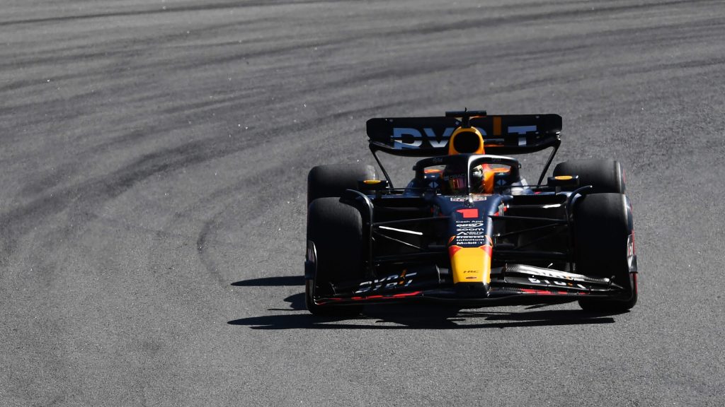 Gara Brasile F1 2023: Verstappen domina, Alonso sul podio a fotofinish con Perez.