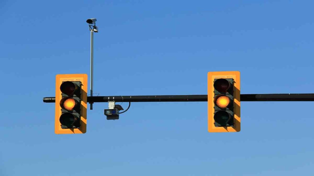 Semaforo luce gialla - fonte depositphotos.com - automotore.it