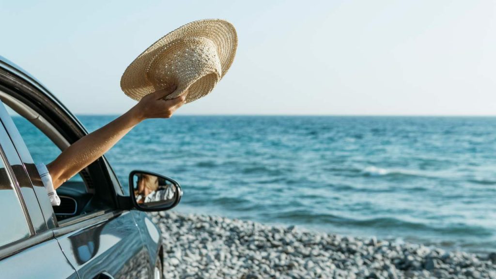 Auto-al-mare-fonte-Freepik- automotore