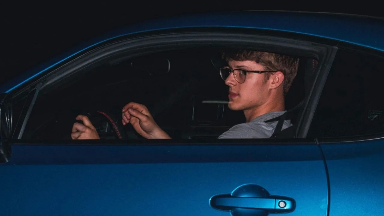 Occhiali-e-divieti-alla-guida-Pexels- automotore