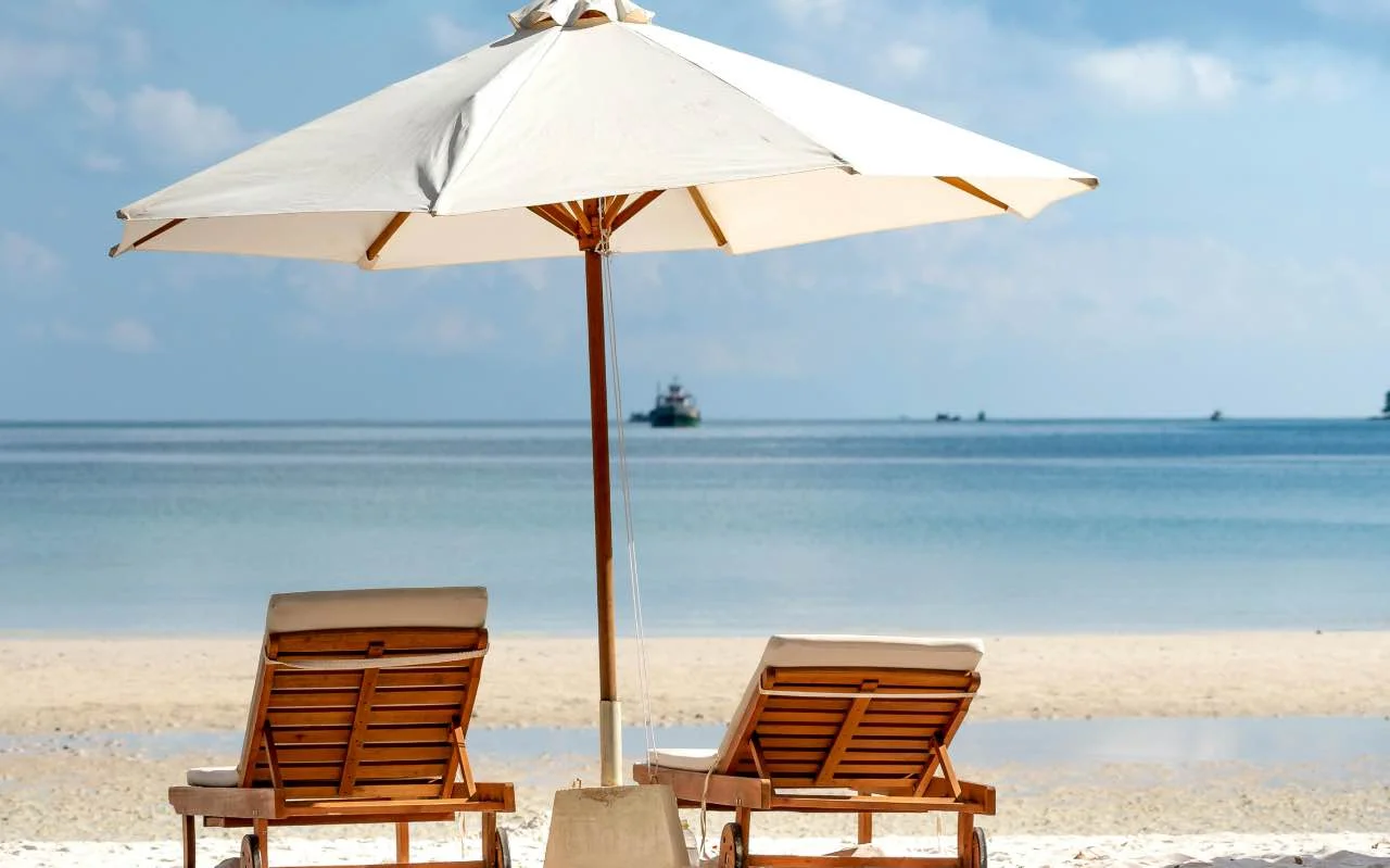 Spiaggia-estate-ombrellone-pexels- automotore